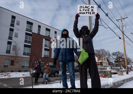 Une femme tient un panneau Black Lives Matter pour soutenir la marche tandis que les manifestants descendent l'avenue de l'université St. Paul's. Martin King Luther Jr. Day, 18 janvier 2021. (Photo de Tim Evans/NurPhoto) Banque D'Images