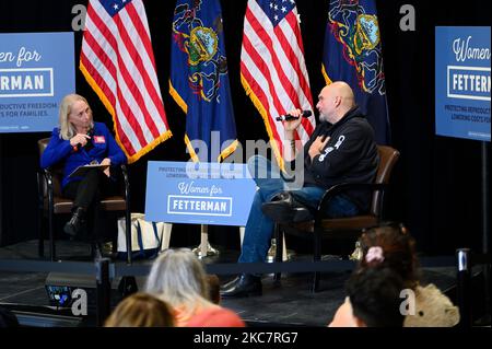 Upper Darby, États-Unis. 04th novembre 2022. Candidat démocratique pour le siège vacant du Sénat américain pour la Pennsylvanie, John Fetterman prend part à une conversation sur les droits en matière de reproduction et l'économie avec la Représentante Mary gay Scanlon lors d'un événement de campagne à Upper Darby, PA, Etats-Unis sur 4 novembre 2022. Fetterman a reçu le soutien d'Oprah Winfrey malgré la relation professionnelle étroite entre Oprah et Fetterman adversaire le candidat républicain Dr. Mehmet Oz. Crédit: OOgImages/Alamy Live News crédit: OOgImages/Alamy Live News Banque D'Images