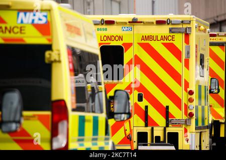 Les ambulances se trouvent à l'extérieur du service des urgences de l'hôpital royal de Londres, à Londres, en Angleterre, sur 19 janvier 2021. Le secrétaire de Heath, Matt Hancock, a déclaré hier qu'il y avait actuellement plus de personnes à l'hôpital au Royaume-Uni avec le covid-19 qu'à tout moment pendant la pandémie, avec un patient atteint du coronavirus admis à l'hôpital toutes les 30 secondes. (Photo de David Cliff/NurPhoto) Banque D'Images