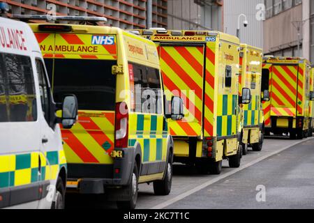 Les ambulances se trouvent à l'extérieur du service des urgences de l'hôpital royal de Londres, à Londres, en Angleterre, sur 19 janvier 2021. Le secrétaire de Heath, Matt Hancock, a déclaré hier qu'il y avait actuellement plus de personnes à l'hôpital au Royaume-Uni avec le covid-19 qu'à tout moment pendant la pandémie, avec un patient atteint du coronavirus admis à l'hôpital toutes les 30 secondes. (Photo de David Cliff/NurPhoto) Banque D'Images