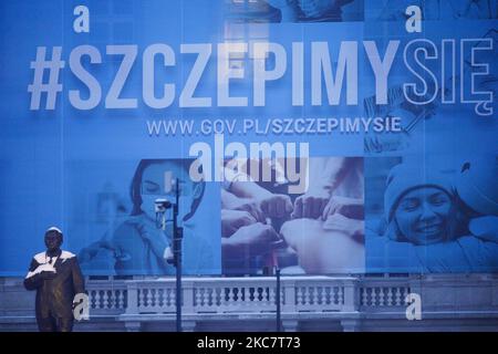 Une grande bannière accrochée sur la façade du ministère de la Défense exhortant les gens à se faire vacciner contre le coronavirus est vue à Varsovie, Pologne sur 19 janvier 2021. La période de confinement actuelle qui a débuté l'année dernière sur 28 décembre a été prolongée de deux semaines jusqu'au début de février pour contenir la propagation du coronavirus. Le système de santé de la Pologne a été submergé ces derniers mois par une forte augmentation des infections. Cependant, les propriétaires d'entreprises repoussent à exiger que le gouvernement modifie les réglementations pour permettre aux restaurants, gymnases, hôtels et autres entreprises d'ouvrir en raison de Banque D'Images