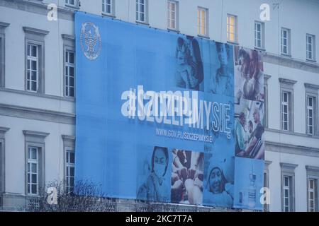 Une grande bannière accrochée sur la façade du ministère de la Défense exhortant les gens à se faire vacciner contre le coronavirus est vue à Varsovie, Pologne sur 19 janvier 2021. La période de confinement actuelle qui a débuté l'année dernière sur 28 décembre a été prolongée de deux semaines jusqu'au début de février pour contenir la propagation du coronavirus. Le système de santé de la Pologne a été submergé ces derniers mois par une forte augmentation des infections. Cependant, les propriétaires d'entreprises repoussent à exiger que le gouvernement modifie les réglementations pour permettre aux restaurants, gymnases, hôtels et autres entreprises d'ouvrir en raison de Banque D'Images