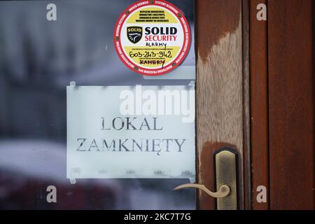 L'entrée d'un restaurant qui n'a plus de travail est vue à Varsovie, Pologne sur 19 janvier 2021. La période de confinement actuelle qui a débuté l'année dernière sur 28 décembre a été prolongée de deux semaines jusqu'au début de février pour contenir la propagation du coronavirus. Le système de santé de la Pologne a été submergé ces derniers mois par une forte augmentation des infections. Cependant, les propriétaires d'entreprises repoussent à exiger que le gouvernement modifie les réglementations pour permettre aux restaurants, gymnases, hôtels et autres entreprises de s'ouvrir en raison des pressions financières. (Photo de Jaap Arriens/NurPhoto) Banque D'Images