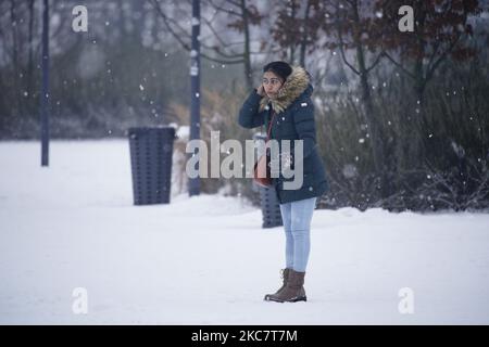 Une femme a pris sa photo dans la neige à Varsovie, en Pologne, sur 19 janvier 2021. La période de confinement actuelle qui a débuté l'année dernière sur 28 décembre a été prolongée de deux semaines jusqu'au début de février pour contenir la propagation du coronavirus. Le système de santé de la Pologne a été submergé ces derniers mois par une forte augmentation des infections. Cependant, les propriétaires d'entreprises repoussent à exiger que le gouvernement modifie les réglementations pour permettre aux restaurants, gymnases, hôtels et autres entreprises de s'ouvrir en raison des pressions financières. (Photo de Jaap Arriens/NurPhoto) Banque D'Images