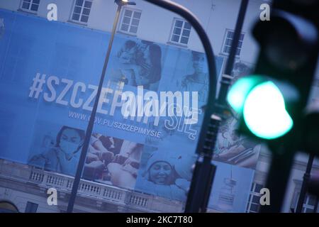 Une grande bannière accrochée sur la façade du ministère de la Défense exhortant les gens à se faire vacciner contre le coronavirus est vue à Varsovie, Pologne sur 19 janvier 2021. La période de confinement actuelle qui a débuté l'année dernière sur 28 décembre a été prolongée de deux semaines jusqu'au début de février pour contenir la propagation du coronavirus. Le système de santé de la Pologne a été submergé ces derniers mois par une forte augmentation des infections. Cependant, les propriétaires d'entreprises repoussent à exiger que le gouvernement modifie les réglementations pour permettre aux restaurants, gymnases, hôtels et autres entreprises d'ouvrir en raison de Banque D'Images