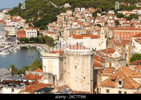Les toits de la vieille ville de Split en Croatie. Vue depuis la tour Saint Domnius Bell du palais de Dioclétien sur la vieille ville de Split et Riva, Croatie. Banque D'Images