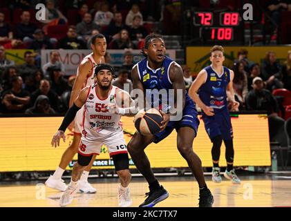 Jordan Walker d'Aalst contrôle le ballon lors d'un match de basket-ball entre Spirou Charleroi et Okapi Aalst, le vendredi 04 novembre 2022 à Charleroi, le 5 jour du National Round Belgium dans le championnat belge de la première division de la Ligue BNXT. BELGA PHOTO JOHN THYS crédit: Belga News Agency/Alay Live News Banque D'Images