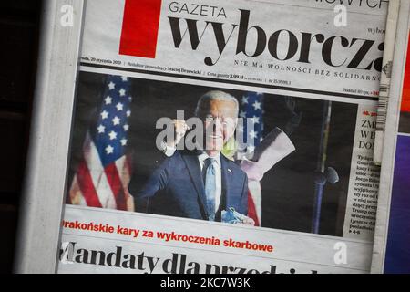 Une photographie de Joe Biden, président américain nouvellement élu, est vue sur une page d'accueil du quotidien Gazeta Wyborcza. Cracovie, Pologne sur 20 janvier 2021. Aujourd'hui, Joe Biden sera officiellement déclaré président des États-Unis en 46th. (Photo de Beata Zawrzel/NurPhoto) Banque D'Images