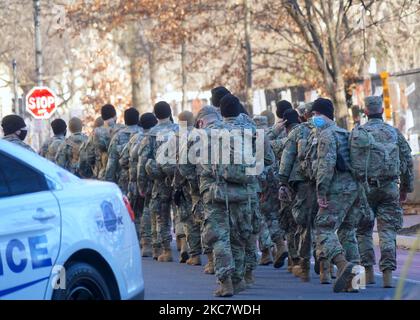 Des membres de la Garde nationale patrouillent dans les rues autour du bâtiment du Capitole des États-Unis, tandis que quelques vies noires comptent des activités et des partisans de Trump religieux pro-vie sont vus à Washington DC sur 19 janvier 2021, la veille de l'investiture du président élu Joe Biden. (Photo de Selcuk Acar/NurPhoto) Banque D'Images