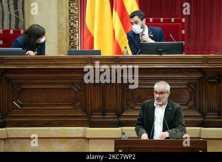 Carlos Carrizosa, de Ciutadans, et le Président du Parlement, Roger Torrent, lors de la session du Conseil permanent qui s'est tenue au Parlement de Catalogne pour faire face à la crise Covid-19, à Barcelone le 20th janvier 2021. -- (photo par Urbanandsport/NurPhoto) Banque D'Images