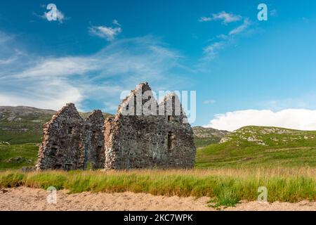 A côté d'une plage de sable, un manoir géorgien historique en ruines, sur les rives est du Loch Assynt, construit en 1726 pour Kenneth MacKenzie de la ville voisine de Ardvrek Castl Banque D'Images