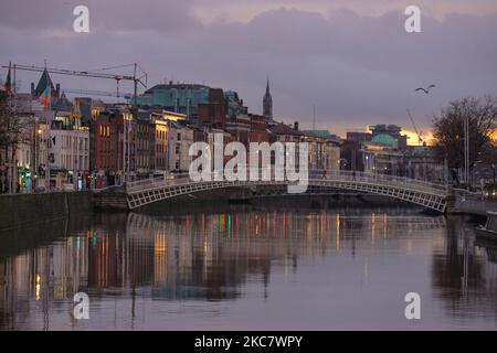 Une vue générale du centre-ville de Dublin avec le pont Ha'penny dans le centre pendant le confinement de niveau 5 Covid-19. Le mercredi 20 janvier 2021, à Dublin, Irlande. (Photo par Artur Widak/NurPhoto) Banque D'Images