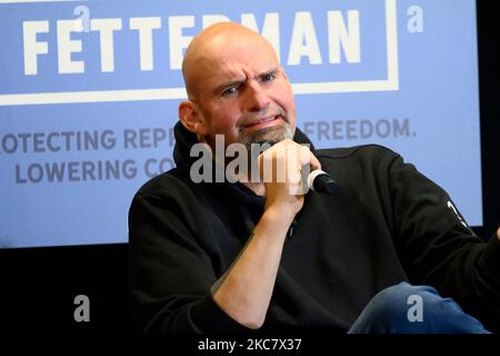 Upper Darby, États-Unis. 04th novembre 2022. Candidat démocratique pour le siège vacant du Sénat américain pour la Pennsylvanie, John Fetterman prend part à une conversation sur les droits en matière de reproduction et l'économie avec la Représentante Mary gay Scanlon lors d'un événement de campagne à Upper Darby, PA, Etats-Unis sur 4 novembre 2022. Fetterman a reçu le soutien d'Oprah Winfrey malgré la relation professionnelle étroite entre Oprah et Fetterman adversaire le candidat républicain Dr. Mehmet Oz. Crédit: OOgImages/Alamy Live News crédit: OOgImages/Alamy Live News Banque D'Images