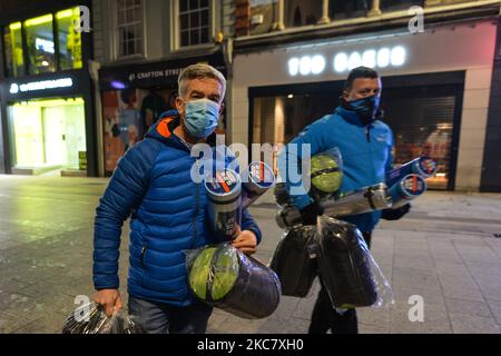 Des bénévoles de la course mobile sans-abri distribuant du matériel de camping, des vêtements et des articles de toilette aux personnes dans le besoin, à l'extérieur des magasins Dunnes sur Grafton Street, Dublin, pendant le confinement de niveau 5 Covid-19. Le mercredi 20 janvier 2021, à Dublin, Irlande. (Photo par Artur Widak/NurPhoto) Banque D'Images