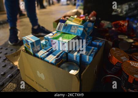 Un groupe de bénévoles de la course mobile sans-abri distribuant des repas chauds, des boissons, des friandises, des vêtements et des articles de toilette aux personnes dans le besoin, à l'extérieur des magasins Dunnes sur Grafton Street, Dublin, pendant le confinement de niveau 5 Covid-19. Le mercredi 20 janvier 2021, à Dublin, Irlande. (Photo par Artur Widak/NurPhoto) Banque D'Images