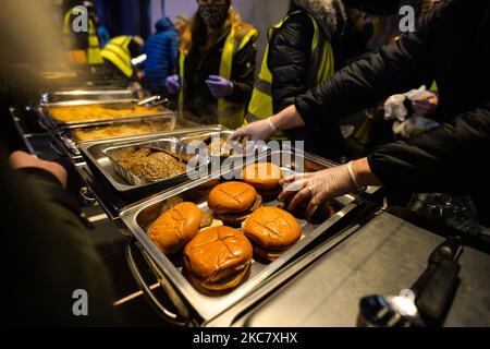 Un groupe de bénévoles de la course mobile sans-abri distribuant des repas chauds, des boissons, des friandises, des vêtements et des articles de toilette aux personnes dans le besoin, à l'extérieur des magasins Dunnes sur Grafton Street, Dublin, pendant le confinement de niveau 5 Covid-19. Le mercredi 20 janvier 2021, à Dublin, Irlande. (Photo par Artur Widak/NurPhoto) Banque D'Images