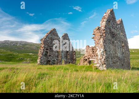 A côté d'une plage de sable, un manoir géorgien historique en ruines, sur les rives est du Loch Assynt, construit en 1726 pour Kenneth MacKenzie de la ville voisine de Ardvrek Castl Banque D'Images