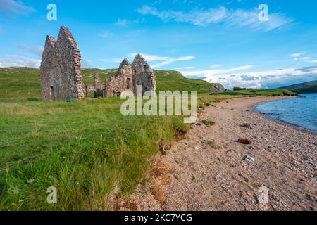 A côté d'une plage de sable, un manoir géorgien historique en ruines, sur les rives est du Loch Assynt, construit en 1726 pour Kenneth MacKenzie de la ville voisine de Ardvrek Castl Banque D'Images