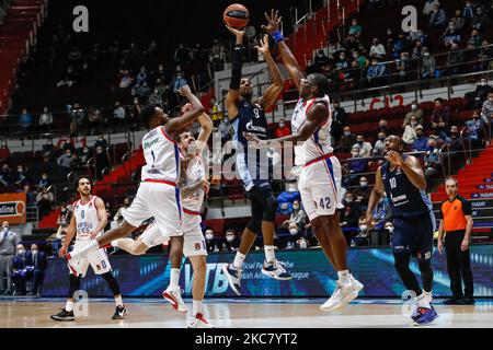 Austin Hollins (C) de Zenit St Petersbourg en action contre Bryant Dunston (42), Adrien Moerman (18) et Rodrigue Beaubois (1) d'Anadolu Efes lors du match de basketball de l'Euroligue entre Zenit St Petersbourg et Anadolu Efes Istanbul sur 21 janvier 2021 à l'arène de Sibur à Saint Petersbourg, en Russie. (Photo de Mike Kireev/NurPhoto) Banque D'Images