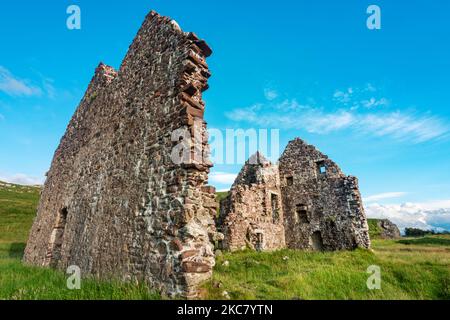 A côté d'une plage de sable, un manoir géorgien historique en ruines, sur les rives est du Loch Assynt, construit en 1726 pour Kenneth MacKenzie de la ville voisine de Ardvrek Castl Banque D'Images