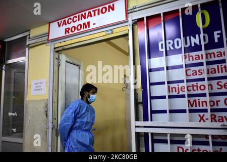 Un agent de santé se trouve à l'extérieur de la salle de vaccination dans un hôpital de Srinagar, au Cachemire administré par l'Inde, le 16 janvier 2021. L'Inde a commencé sa vaccination contre Covid-19 dans tout le pays. (Photo de Muzamil Mattoo/NurPhoto) Banque D'Images