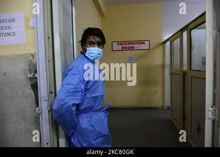 Un agent de santé se trouve à l'extérieur de la salle de vaccination dans un hôpital de Srinagar, au Cachemire administré par l'Inde, le 16 janvier 2021. L'Inde a commencé sa vaccination contre Covid-19 dans tout le pays. (Photo de Muzamil Mattoo/NurPhoto) Banque D'Images