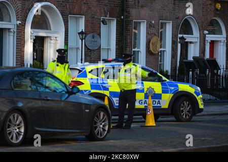 Garde Siochana point de contrôle sur Baggot Street Lower à Dublin pendant le confinement de Covid-19 au niveau 5. Le vendredi 22 janvier 2021, à Dublin, Irlande. (Photo par Artur Widak/NurPhoto) Banque D'Images