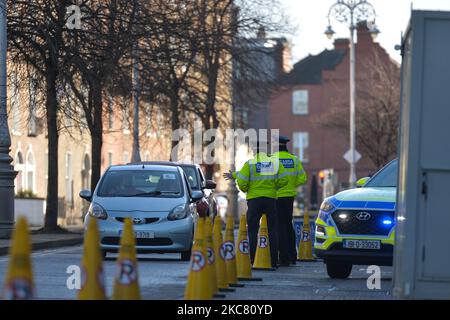 Garde Siochana point de contrôle sur Baggot Street Lower à Dublin pendant le confinement de Covid-19 au niveau 5. Le vendredi 22 janvier 2021, à Dublin, Irlande. (Photo par Artur Widak/NurPhoto) Banque D'Images