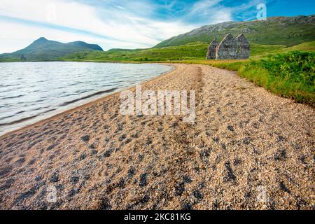 A côté d'une plage de sable, un manoir géorgien historique en ruines, sur les rives est du Loch Assynt, construit en 1726 pour Kenneth MacKenzie de la ville voisine de Ardvrek Castl Banque D'Images