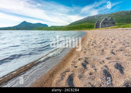 A côté d'une plage de sable, un manoir géorgien historique en ruines, sur les rives est du Loch Assynt, construit en 1726 pour Kenneth MacKenzie de la ville voisine de Ardvrek Castl Banque D'Images