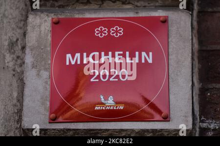 Un panneau Michelin deux étoiles à l'extérieur du restaurant gastronomique Patrick Guilbaud, dans le centre-ville de Dublin, vu au niveau 5 Covid-19 LockDown. Le samedi 23 janvier 2021, à Dublin, Irlande. (Photo par Artur Widak/NurPhoto) Banque D'Images