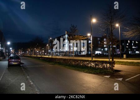 Rue presque déserte comme vu dans un marché et un quartier résidentiel près de la ville hollandaise d'Eindhoven alors que le premier couvre-feu après la Seconde Guerre mondiale a été imposé. Des restrictions s'appliquent entre 21:00 et 04:30 heure locale. Les citoyens ne peuvent quitter leur foyer que pour des raisons valables, comme des problèmes de santé, le travail ou les voyages. Les magasins ont également changé leurs heures de travail, tandis que les magasins et les marchés non essentiels sont fermés depuis décembre. Le gouvernement a pris la décision de limiter le verrouillage et la liberté de mouvement afin de lutter contre la propagation de la nouvelle mutation de la souche du coronavirus Covid-19 pandémique. Le couvre-feu sera moi Banque D'Images