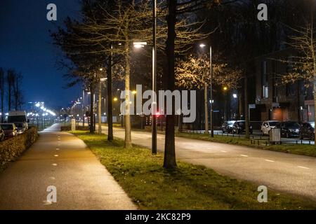 Rue presque déserte comme vu dans un marché et un quartier résidentiel près de la ville hollandaise d'Eindhoven alors que le premier couvre-feu après la Seconde Guerre mondiale a été imposé. Des restrictions s'appliquent entre 21:00 et 04:30 heure locale. Les citoyens ne peuvent quitter leur foyer que pour des raisons valables, comme des problèmes de santé, le travail ou les voyages. Les magasins ont également changé leurs heures de travail, tandis que les magasins et les marchés non essentiels sont fermés depuis décembre. Le gouvernement a pris la décision de limiter le verrouillage et la liberté de mouvement afin de lutter contre la propagation de la nouvelle mutation de la souche du coronavirus Covid-19 pandémique. Le couvre-feu sera moi Banque D'Images