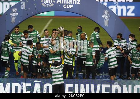 Les joueurs sportifs de CP recevant les médailles des champions lors de la finale de la coupe Allianz entre Sporting CP et SC Braga, à estádio Municipal de Leiria, Leiria, Portugal, 23 janvier, 2021 (photo de João Rico/NurPhoto) Banque D'Images