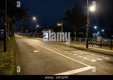 Rue presque déserte comme vu dans un marché et un quartier résidentiel près de la ville hollandaise d'Eindhoven alors que le premier couvre-feu après la Seconde Guerre mondiale a été imposé. Des restrictions s'appliquent entre 21:00 et 04:30 heure locale. Les citoyens ne peuvent quitter leur foyer que pour des raisons valables, comme des problèmes de santé, le travail ou les voyages. Les magasins ont également changé leurs heures de travail, tandis que les magasins et les marchés non essentiels sont fermés depuis décembre. Le gouvernement a pris la décision de limiter le verrouillage et la liberté de mouvement afin de lutter contre la propagation de la nouvelle mutation de la souche du coronavirus Covid-19 pandémique. Le couvre-feu sera moi Banque D'Images