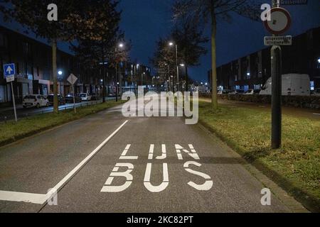 Rue presque déserte comme vu dans un marché et un quartier résidentiel près de la ville hollandaise d'Eindhoven alors que le premier couvre-feu après la Seconde Guerre mondiale a été imposé. Des restrictions s'appliquent entre 21:00 et 04:30 heure locale. Les citoyens ne peuvent quitter leur foyer que pour des raisons valables, comme des problèmes de santé, le travail ou les voyages. Les magasins ont également changé leurs heures de travail, tandis que les magasins et les marchés non essentiels sont fermés depuis décembre. Le gouvernement a pris la décision de limiter le verrouillage et la liberté de mouvement afin de lutter contre la propagation de la nouvelle mutation de la souche du coronavirus Covid-19 pandémique. Le couvre-feu sera moi Banque D'Images