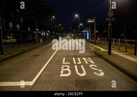 Rue presque déserte comme vu dans un marché et un quartier résidentiel près de la ville hollandaise d'Eindhoven alors que le premier couvre-feu après la Seconde Guerre mondiale a été imposé. Des restrictions s'appliquent entre 21:00 et 04:30 heure locale. Les citoyens ne peuvent quitter leur foyer que pour des raisons valables, comme des problèmes de santé, le travail ou les voyages. Les magasins ont également changé leurs heures de travail, tandis que les magasins et les marchés non essentiels sont fermés depuis décembre. Le gouvernement a pris la décision de limiter le verrouillage et la liberté de mouvement afin de lutter contre la propagation de la nouvelle mutation de la souche du coronavirus Covid-19 pandémique. Le couvre-feu sera moi Banque D'Images