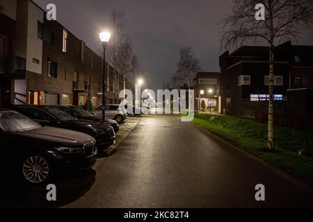 Rue presque déserte comme vu dans un marché et un quartier résidentiel près de la ville hollandaise d'Eindhoven alors que le premier couvre-feu après la Seconde Guerre mondiale a été imposé. Des restrictions s'appliquent entre 21:00 et 04:30 heure locale. Les citoyens ne peuvent quitter leur foyer que pour des raisons valables, comme des problèmes de santé, le travail ou les voyages. Les magasins ont également changé leurs heures de travail, tandis que les magasins et les marchés non essentiels sont fermés depuis décembre. Le gouvernement a pris la décision de limiter le verrouillage et la liberté de mouvement afin de lutter contre la propagation de la nouvelle mutation de la souche du coronavirus Covid-19 pandémique. Le couvre-feu sera moi Banque D'Images