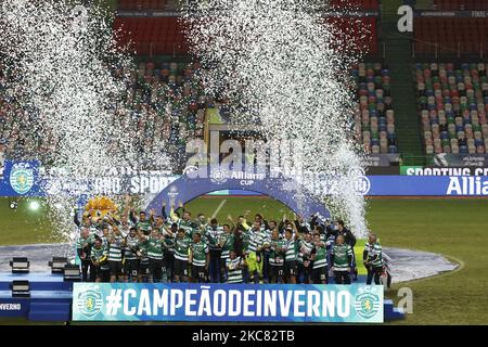 Le champion d'hiver Sporting CP lève la coupe lors de la finale Allianz Cup entre Sporting CP et SC Braga, à estádio Municipal de Leiria, Leiria, Portugal, 23 janvier, 2021 (photo de João Rico/NurPhoto) Banque D'Images