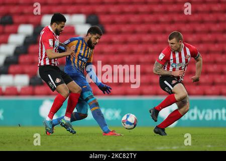 Leon Clarke, de Shrewsbury Town, combat avec Jordan Willis, de Sunderland, lors du match Sky Bet League 1 entre Sunderland et Shrewsbury Town au stade de Light, Sunderland, le samedi 23rd janvier 2021. (Photo de Mark Fletcher/MI News/NurPhoto) Banque D'Images