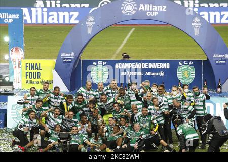 Équipe sportive du CP avec la coupe lors de la finale de la coupe Allianz entre Sporting CP et SC Braga, à estádio Municipal de Leiria, Leiria, Portugal, 23 janvier, 2021 (photo de João Rico/NurPhoto) Banque D'Images