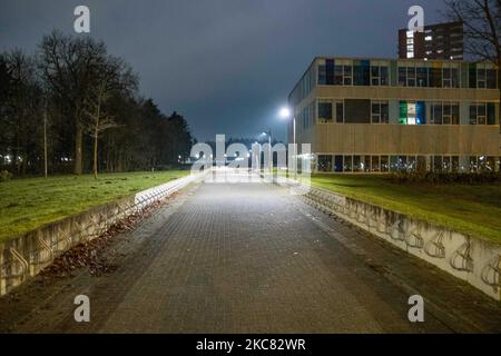 Rue presque déserte comme vu dans un marché et un quartier résidentiel près de la ville hollandaise d'Eindhoven alors que le premier couvre-feu après la Seconde Guerre mondiale a été imposé. Des restrictions s'appliquent entre 21:00 et 04:30 heure locale. Les citoyens ne peuvent quitter leur foyer que pour des raisons valables, comme des problèmes de santé, le travail ou les voyages. Les magasins ont également changé leurs heures de travail, tandis que les magasins et les marchés non essentiels sont fermés depuis décembre. Le gouvernement a pris la décision de limiter le verrouillage et la liberté de mouvement afin de lutter contre la propagation de la nouvelle mutation de la souche du coronavirus Covid-19 pandémique. Le couvre-feu sera moi Banque D'Images