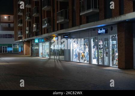 Rue presque déserte comme vu dans un marché et un quartier résidentiel près de la ville hollandaise d'Eindhoven alors que le premier couvre-feu après la Seconde Guerre mondiale a été imposé. Des restrictions s'appliquent entre 21:00 et 04:30 heure locale. Les citoyens ne peuvent quitter leur foyer que pour des raisons valables, comme des problèmes de santé, le travail ou les voyages. Les magasins ont également changé leurs heures de travail, tandis que les magasins et les marchés non essentiels sont fermés depuis décembre. Le gouvernement a pris la décision de limiter le verrouillage et la liberté de mouvement afin de lutter contre la propagation de la nouvelle mutation de la souche du coronavirus Covid-19 pandémique. Le couvre-feu sera moi Banque D'Images