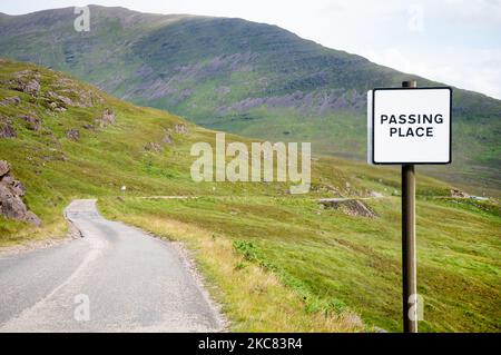 Montagnes et étroite route des hautes terres s'étendant au-delà, l'été, vert herbage glens, passage place, un espace sur le côté de la route pour permettre aux voitures et la circulation à Banque D'Images