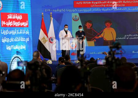L'infirmière Ahmed Hamdan Zayed et le Dr Abdel Menoim Selim, les deux premiers Égyptiens à recevoir le vaccin Sinopharm COVID-19 fabriqué en Chine, sont sur une scène pour répondre aux questions lors d'une conférence de presse, à l'hôpital d'Abu Khalifa à Ismailia, en Égypte, le dimanche 24 janvier 2021. (Photo de Fadel Dawod/NurPhoto) Banque D'Images