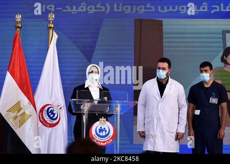 Le ministre égyptien de la Santé, Hala Zayed, le Dr Abdel Menoim Selim, Et l'infirmière Ahmed Hamdan Zayed, les deux premiers Egyptiens à recevoir le vaccin Sinopharm COVID-19 fabriqué en Chine, se tient sur une scène pour répondre aux questions après avoir reçu le vaccin lors d'une conférence de presse, à l'hôpital Abu Khalifa d'Ismailia, en Egypte, le dimanche 24 janvier 2021 (photo de Fadel Damod/NuroPhoto) Banque D'Images