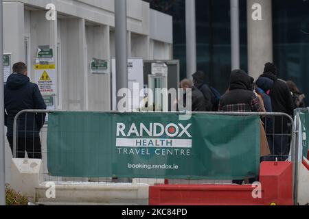 Des gens ont vu attendre devant le centre d'essais de voyage de Randox près du terminal 2 de l'aéroport de Dublin vu pendant le confinement de Covid-19 de niveau 5. Le dimanche 24 janvier 2021, à Dublin, Irlande. (Photo par Artur Widak/NurPhoto) Banque D'Images