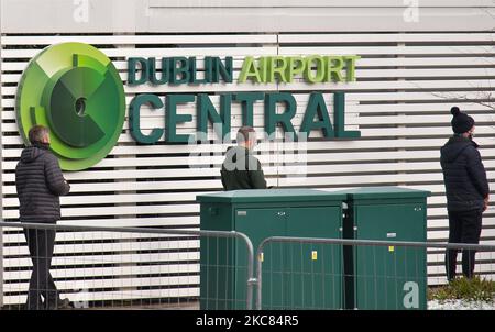 Des gens ont vu attendre devant le centre d'essais de voyage de Randox près du terminal 2 de l'aéroport de Dublin vu pendant le confinement de Covid-19 de niveau 5. Le dimanche 24 janvier 2021, à Dublin, Irlande. (Photo par Artur Widak/NurPhoto) Banque D'Images