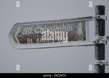 Un signe 'st. Kevin's Way est partiellement couvert de neige à Wicklow Gap, Co. Wicklow, vu en hiver après qu'une grande partie du pays a été couverte de neige. Le dimanche 24 janvier 2021, à Dublin, Irlande. (Photo par Artur Widak/NurPhoto) Banque D'Images