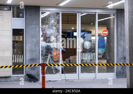 Les travailleurs tentent de réparer les lunettes brisées des portes de la gare centrale d'Eindhoven après les émeutes. La gare d'Eindhoven Centraal endommagée avec des fenêtres et des pierres cassées. Les conséquences de la manifestation anti-verrouillage ont perturbé le centre-ville d'Eindhoven aux pays-Bas. Le deuxième jour du strict coronavirus Covid-19 mesures de verrouillage avec un couvre-feu imposé entre 21:00 et 04:30 par le gouvernement néerlandais depuis 23 janvier 2021, afin de lutter contre la propagation de la pandémie et la nouvelle mutation. Des centaines de manifestants se sont affrontés avec la police dans un rassemblement contre les nouvelles règles. TH Banque D'Images